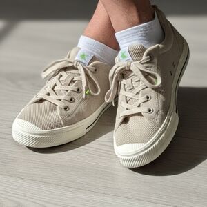 Cariuma i8i Low Sand Knit Sneaker Size 9 Men's 10.5 Women's EUC